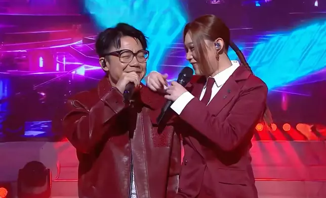 Janees以三語Medley加型格Rap演出，攜手陳奐仁及20位拔萃女書院小師妹，將全晚氣氛推向高峰。