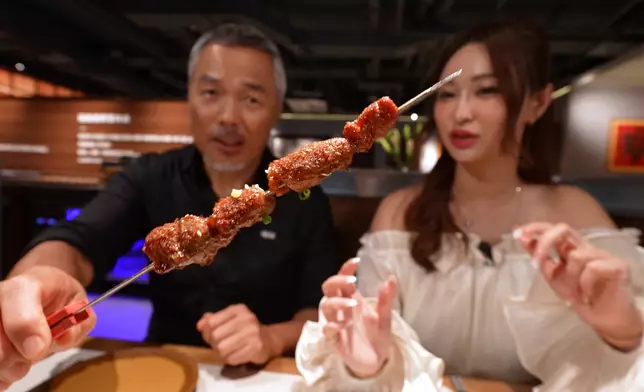 二人以護心肉燒烤作前菜。
