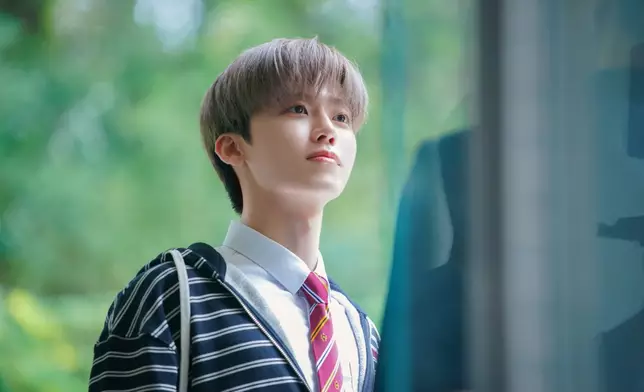 JAEMIN飾神秘轉學生泰熙。