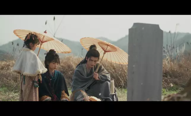 張凌赫畀煙燻到雙眼唔舒服。