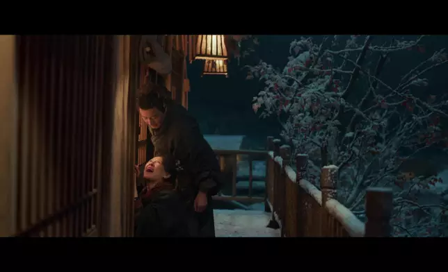 趙大叔同趙大娘喺出面偷聽。