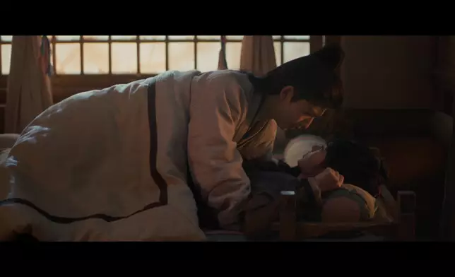 二人做戲做全套。