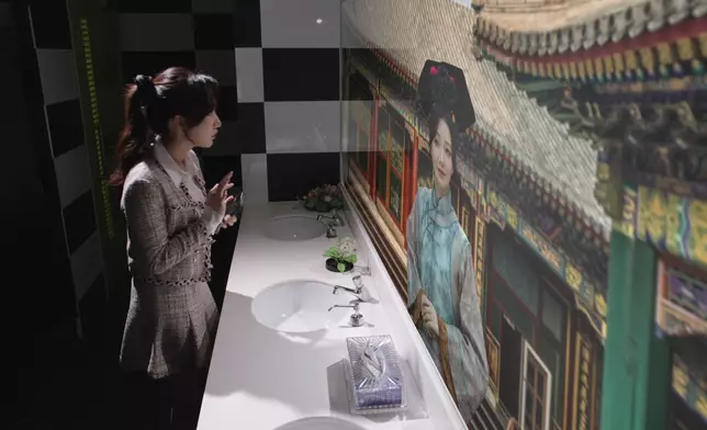 為咗「自救」，圓圓係咁入廁所求教容嬤嬤，劇情抵死，而首嚐著古裝拍劇嘅依婷亦新鮮感十足。