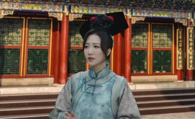 為咗「自救」，圓圓係咁入廁所求教容嬤嬤，劇情抵死，而首嚐著古裝拍劇嘅依婷亦新鮮感十足。