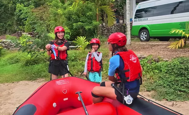 母子跟其他遊客同船出發。