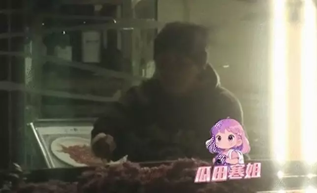 網民質疑是將仍冒煙的煙頭直接扔進花盆