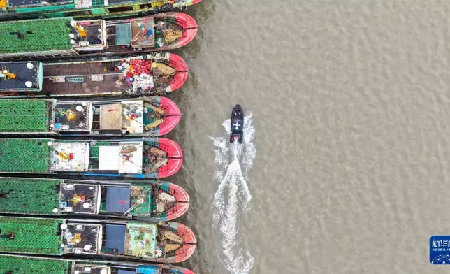 在浙江省高亭中心漁港，當地公安民警利用無人艇進行港區巡查。新華社圖片