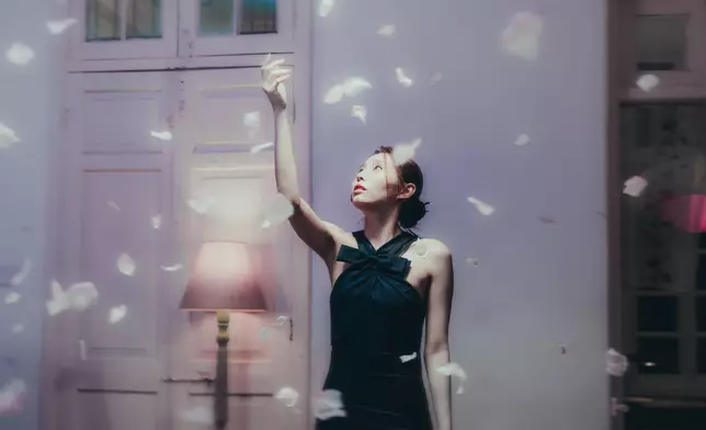 COLLAR成員Ivy蘇雅琳推出年度最後一首個人單曲《葬花辭》，親自參與填詞，以苦戀為題大玩古典風及小調式音樂。