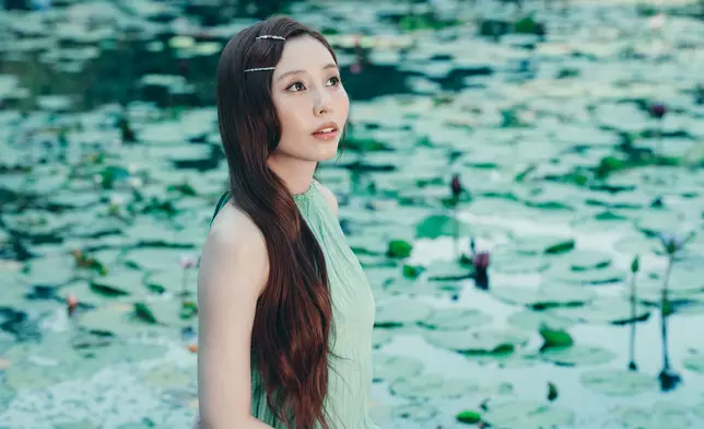 她透露明年已揀好Demo，曲風會比今年3首歌輕快，讓大家看到活潑一點的雅琳。