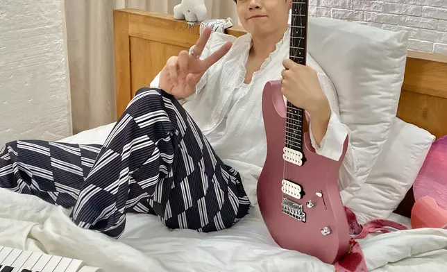 Archie坐在佈滿唱片、結他及電子琴的床上拍海報，笑言畫面正是其生活縮影，相信今次主題可帶給觀眾新鮮感，並已找健身教練操Fit。