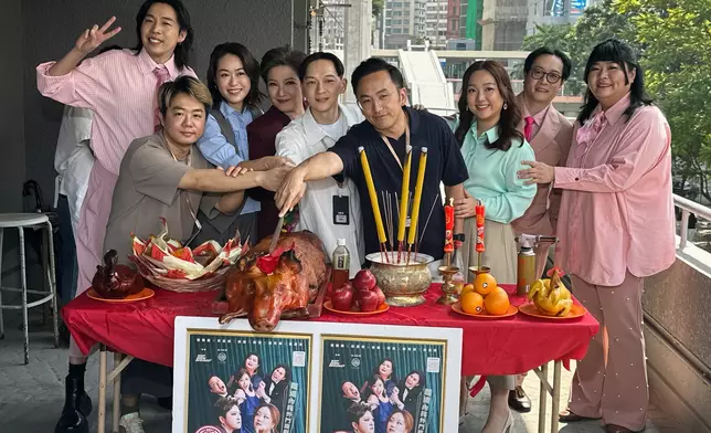 由鄧智堅執導及編劇的職場喜劇《辦公室劇后》今日（23日）起假香港藝術中心壽臣劇院上演13場，雲集劉雅麗、梁嘉琪、盧頌恩（妹頭）、張錦霞（阿霞）等跨世代演員。