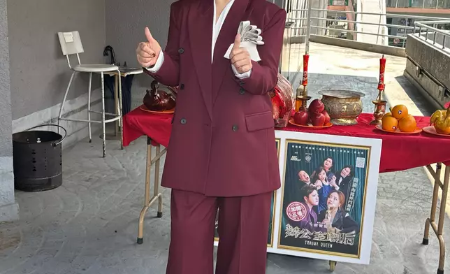 劉雅麗笑言有「劇場骨妹」稱號，即場向妹頭的美容院自薦揼骨，又一口答應演出其新劇。