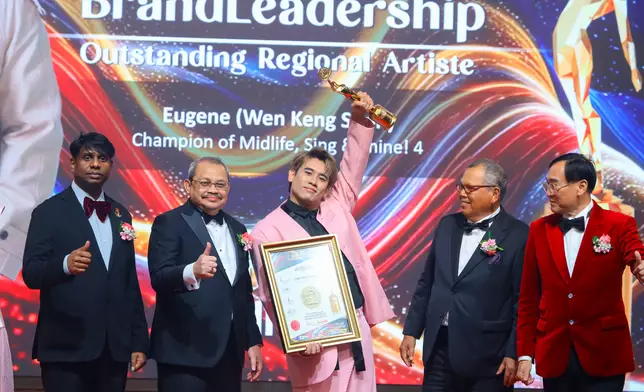 《中年好聲音 4》冠軍 Eugene 尹景順再創佳績，榮獲《The BrandLaureate BestBrands Awards 2026》 「傑出區域藝人獎」(Outstanding Regional Artiste Award 2026)，實力與魅力備受肯定。Eugene 親自 上台領獎，為其音樂旅程寫下意義非凡的新一頁。