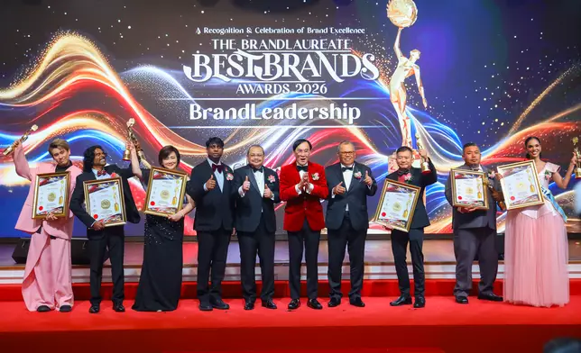 陳樹鴻先、Eugene 尹景順與一眾主禮嘉賓及出席者合影留念，共同記錄《The BrandLaureate BestBrands Awards 2026》的精彩時刻，見證這場品牌與娛樂界的榮耀盛典。