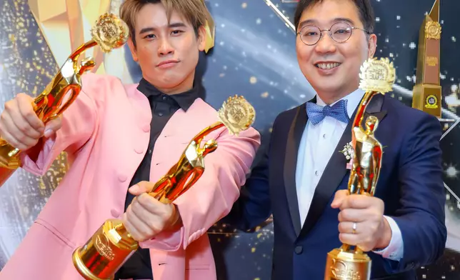 陳樹鴻先生與 Eugene 尹景順於「The BrandLaureate BestBrands Awards 2026」頒獎典禮上手持 獎座合影留念。
