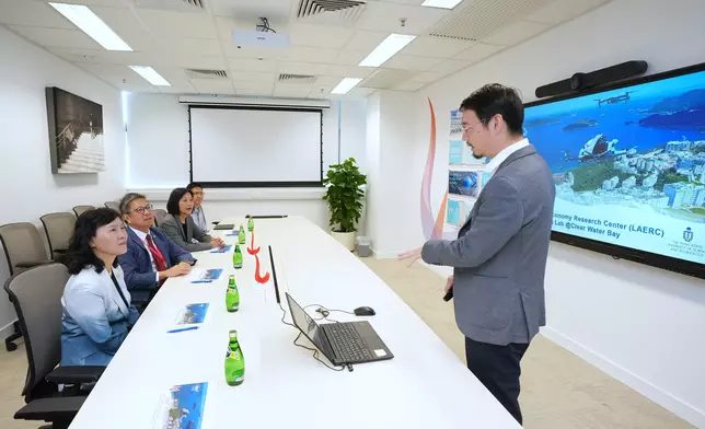 陳美寶早前聽取了科大低空經濟研究中心主任兼計算機科學及工程學系教授李默(左二)，分享科大低空經濟的「Living Lab」。陳美寶網誌圖片