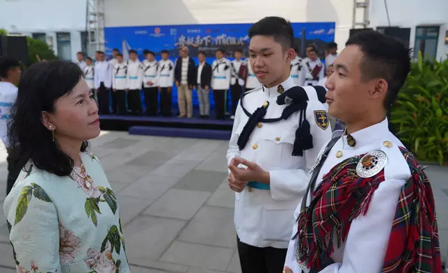 陳美寶指，鍾帕祖同學(右) 立志將來投身遠洋船航海事業及加入海事處工作。而羅凱名同學(中)則在音樂與航海之間尋找未來方向。陳美寶網誌圖片
