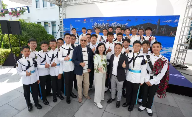 今年是香港航海學校成立80周年，在「粵艇南下」首航活動後，陳美寶與該校同學交流未來的生涯規劃。陳美寶網誌圖片