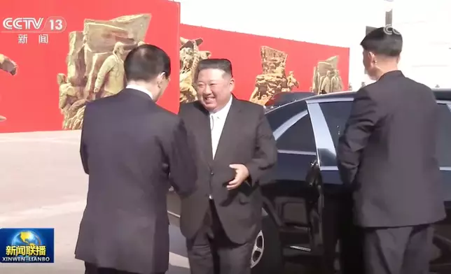 金正恩下車和王滬寧握手。央視截圖