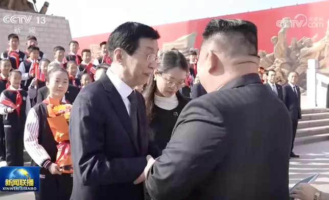 金正恩下車和王滬寧握手。央視截圖