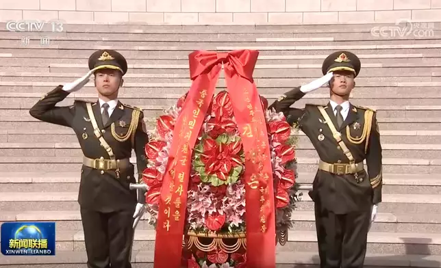 抗美援朝紀念館廣場的官兵及花牌。央視截圖