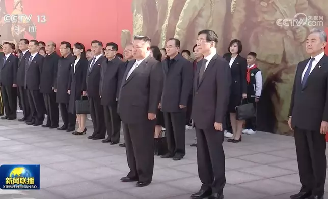 金正恩和王滬寧等在抗美援朝紀念館廣場。央視截圖