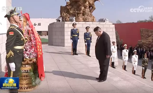 金正恩向紀念碑鞠躬。央視截圖