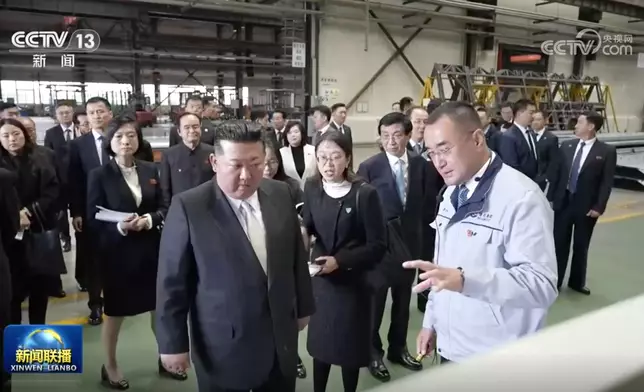 金正恩參觀汽車工廠。央視截圖