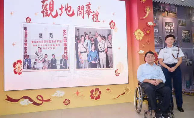 退休警署警長伍強頒發感謝狀。