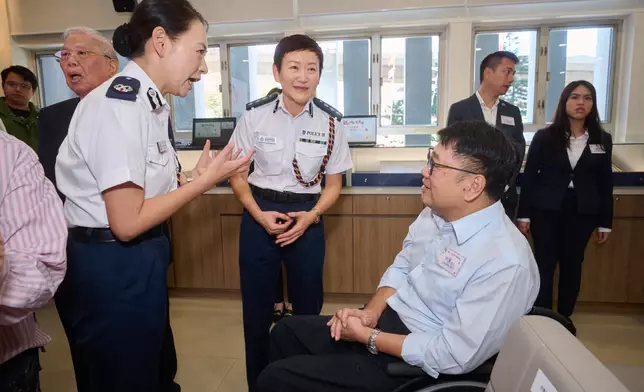 與退休警署警長伍強暢談。