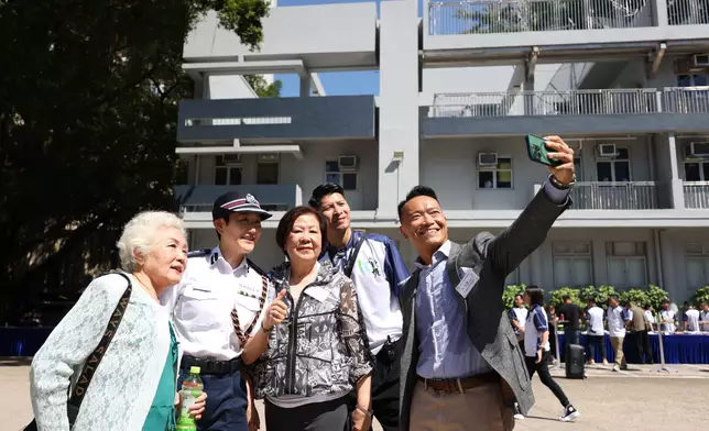 現場嘉賓與指揮官自拍合照。