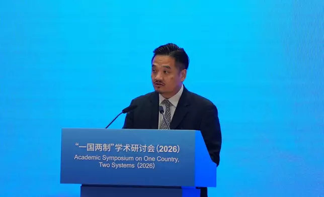 香港特區政府特首政策組組長黃元山表示，主動對接已寫入國家法律，香港正透過具體產業實踐讓五年規劃與年度施政環環相扣。巴士的報記者攝