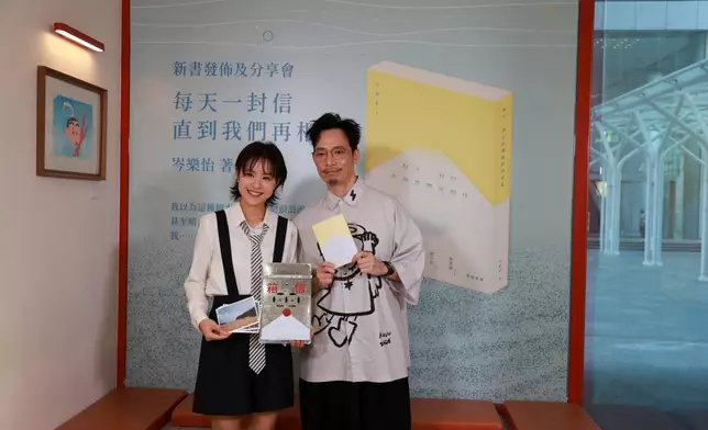 強尼擔任司儀。