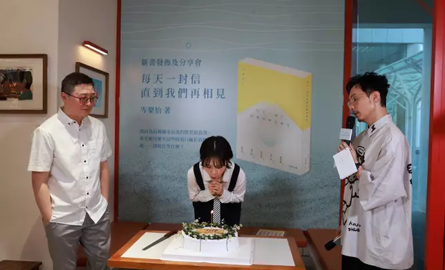 岑樂怡喜獲生日蛋糕並吹蠟燭許願。