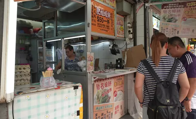 比起以前蠔餅店生意差咗好多。