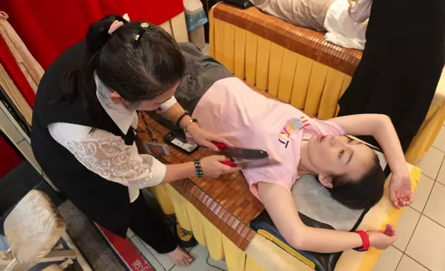 美儀姐挑戰「剁胸」。