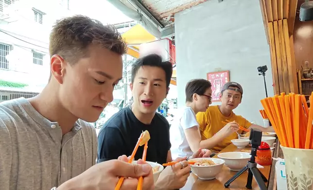 路邊攤食雞肉飯食到身水身汗。