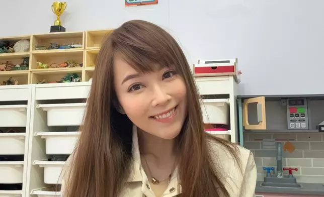 劉明軒是前有線娛樂新聞台主播，年轉戰網絡界。