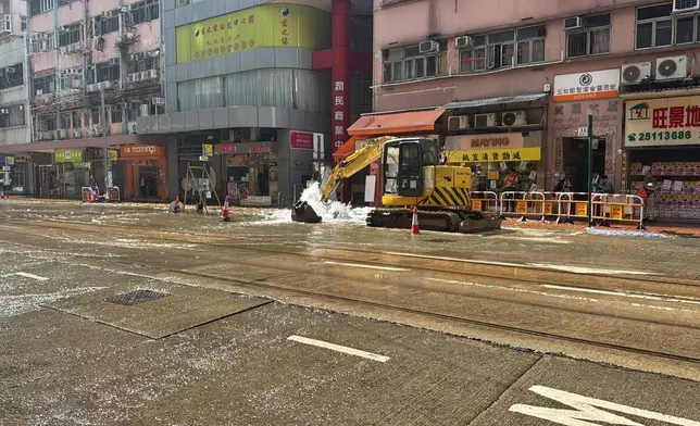 筲箕灣道一條食水管懷疑因道路維修工程意外受損，於星期二(10月27日)早上10時許爆裂，導致筲箕灣及西灣河一帶約1萬戶出現停水或水弱情況。FB圖片