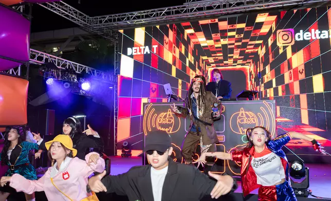 Kenny於台上與DJ Delta T 聯乘以連環快歌《夢不落派對》及《La La世界》炒熱現場氣氛！