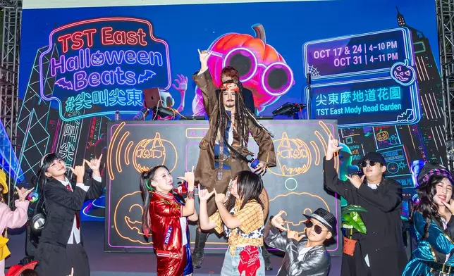 Kenny於台上與DJ Delta T 聯乘以連環快歌《夢不落派對》及《La La世界》炒熱現場氣氛！