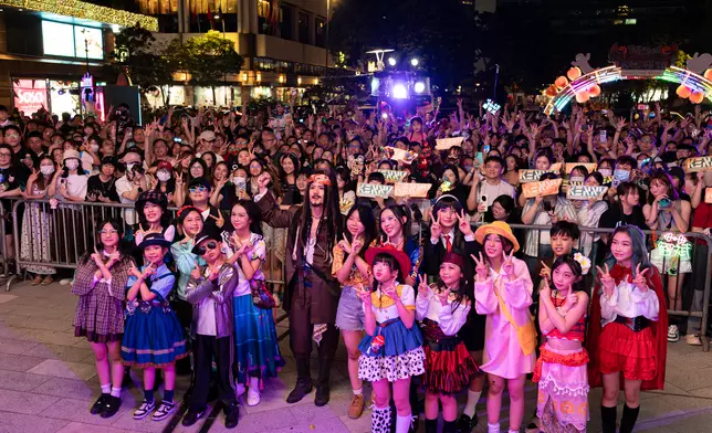 Kenny一身型格海盜船長造型參與尖東戶外Cosplay Party「TST East Halloween Beats」。