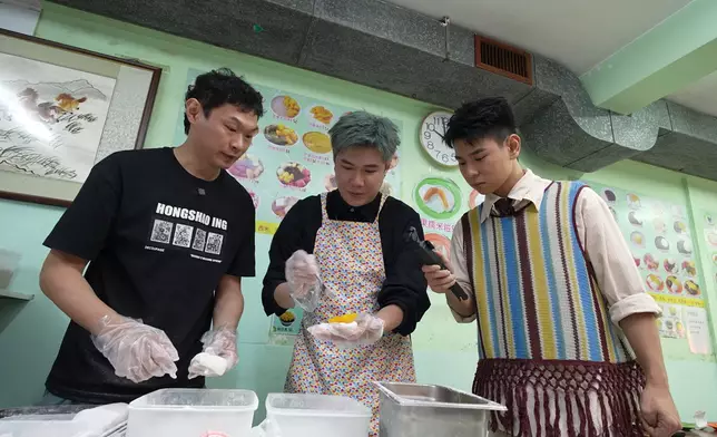 與辰跟老板偷師學整芒果糯米糍。