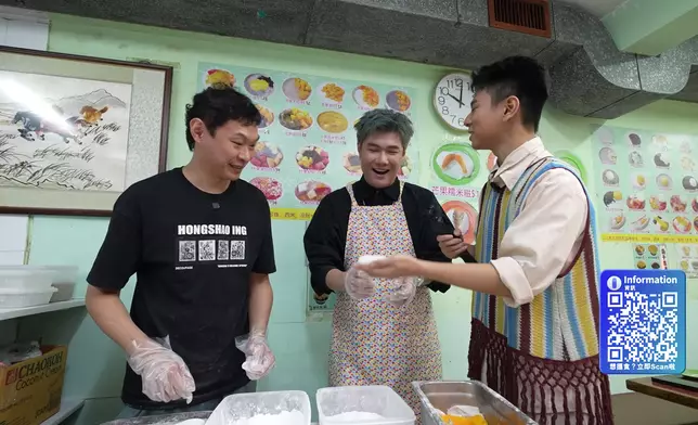 與辰跟老板偷師學整芒果糯米糍。