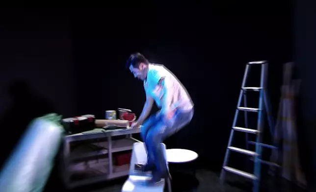 歐瑞偉大跳椅子舞。