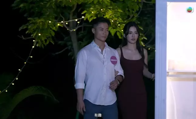 對於Oswald未入過電話亭，星妤大感好奇。