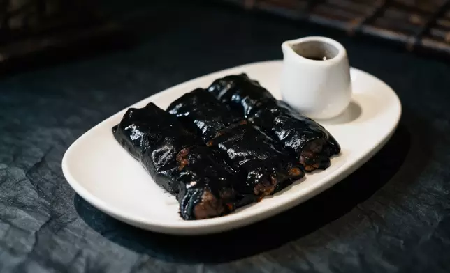 黑色版黑松露燒鵝腸粉 HK$52