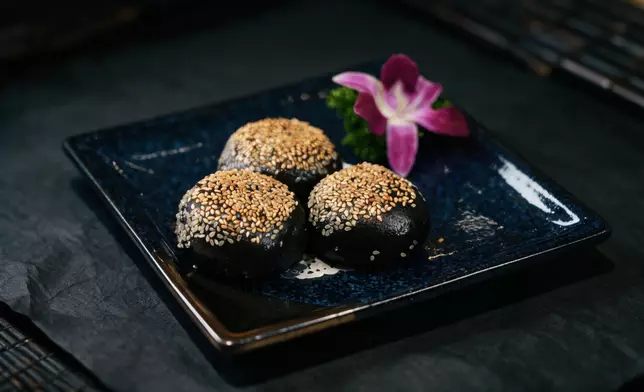 黑色版黑松露燒鵝生煎包 HK$42