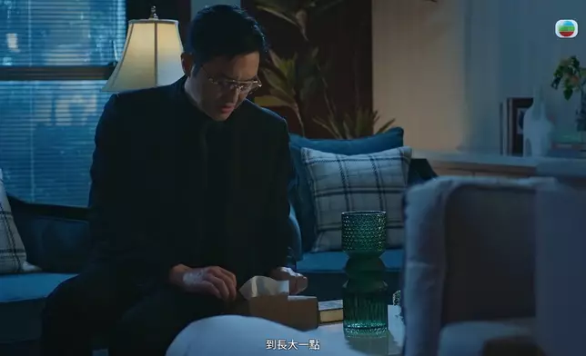一邊慢條斯理咁數個老豆，一邊準備殺佢嘅「武器」，齋聽都心寒。