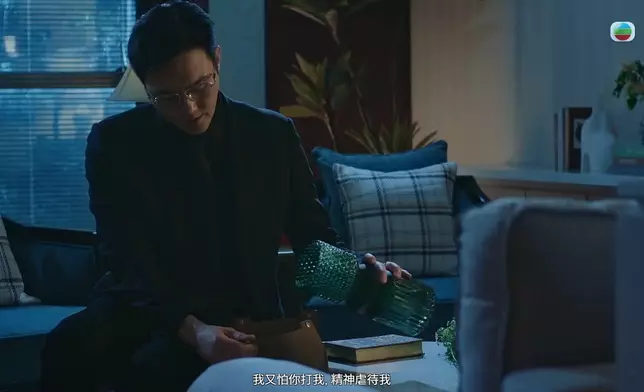 一邊慢條斯理咁數個老豆，一邊準備殺佢嘅「武器」，齋聽都心寒。